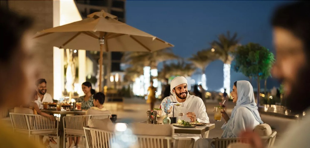 Evening dining on the Mamsha Al Saadiyat waterfront promenade near Sei Saadiyat by Aldar on Saadiyat Island, Abu Dhabi — reference lifestyle imagery, not a Sei Saadiyat project render
