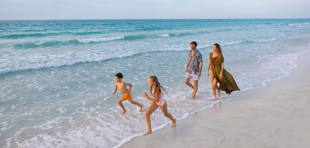 White-sand shoreline at Kai Beach on Saadiyat Island near Sei Saadiyat by Aldar residences, Abu Dhabi — reference lifestyle imagery, not a Sei Saadiyat project render